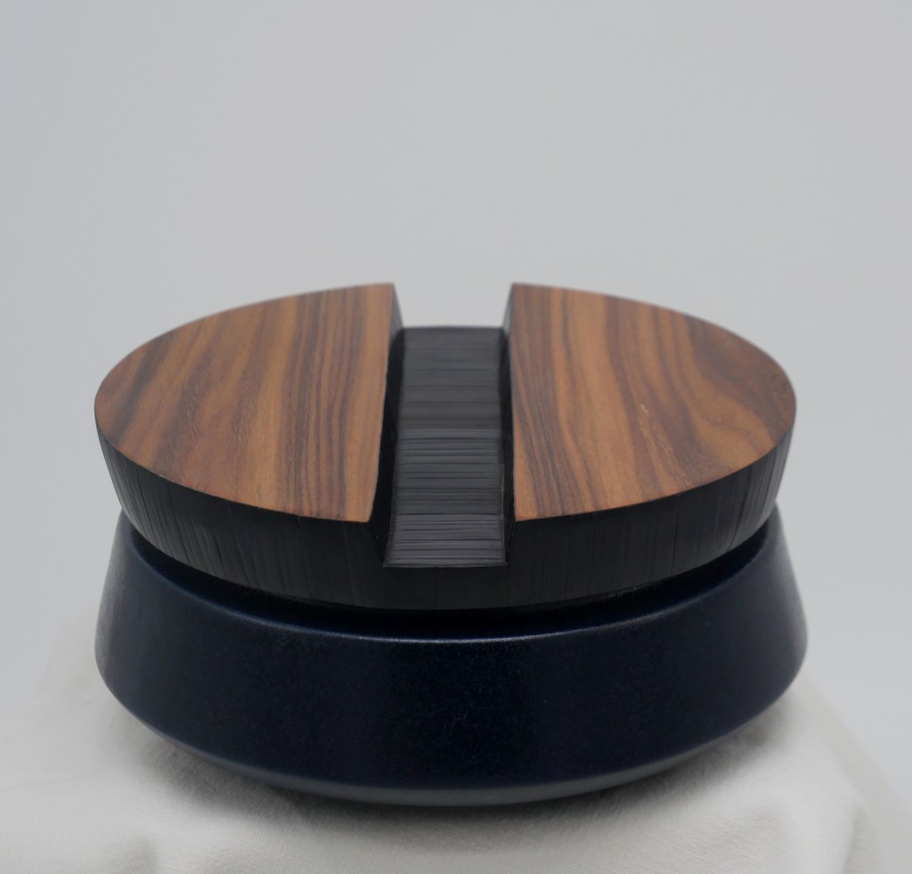 Atelier ZIAM - Frederic TALLIN
Grés, Paille, Placage bois